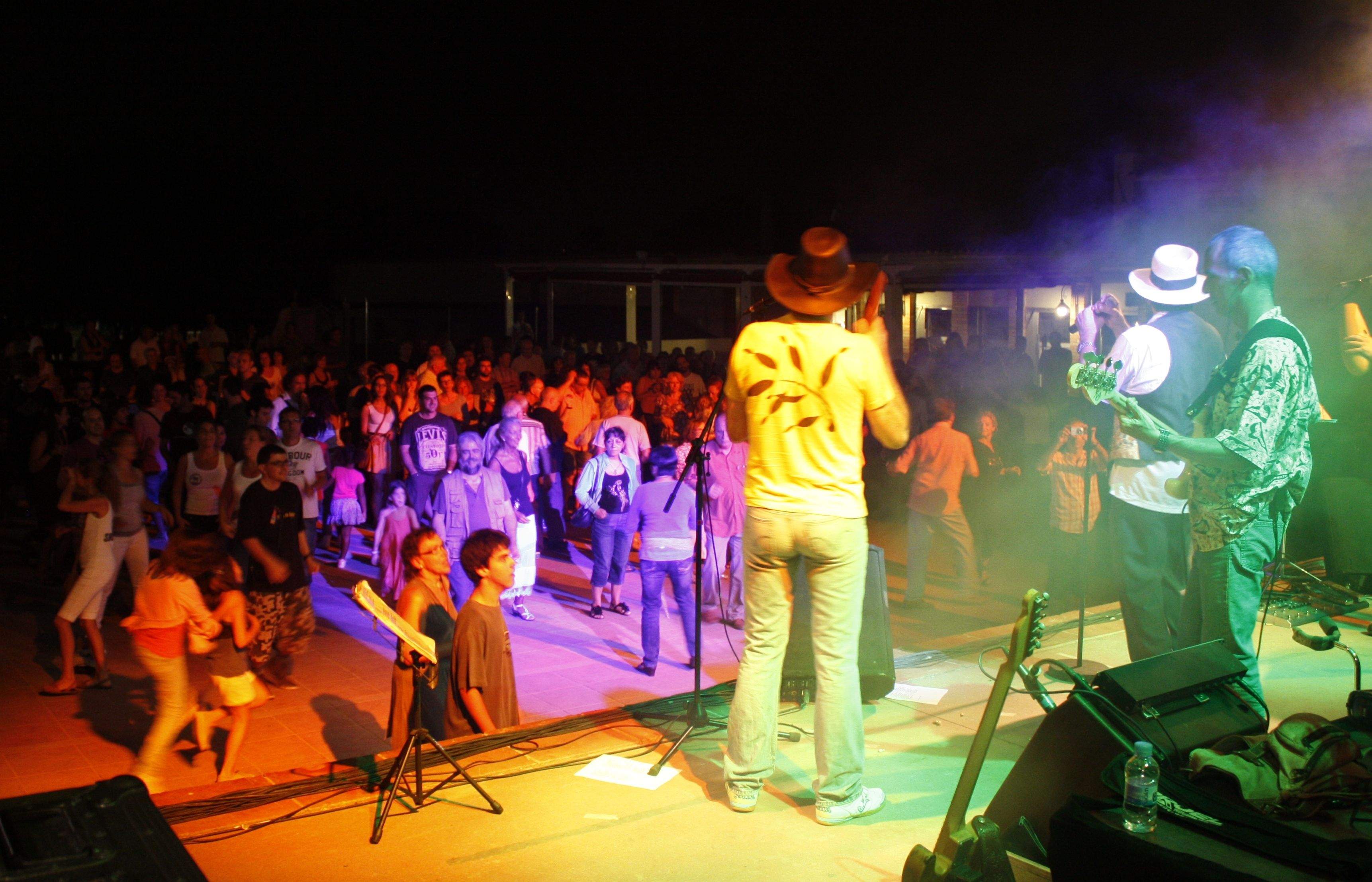 La música de la Salseta del Poble Sec va treure els valldoreixens a ballar FOTO: JR Armadàs