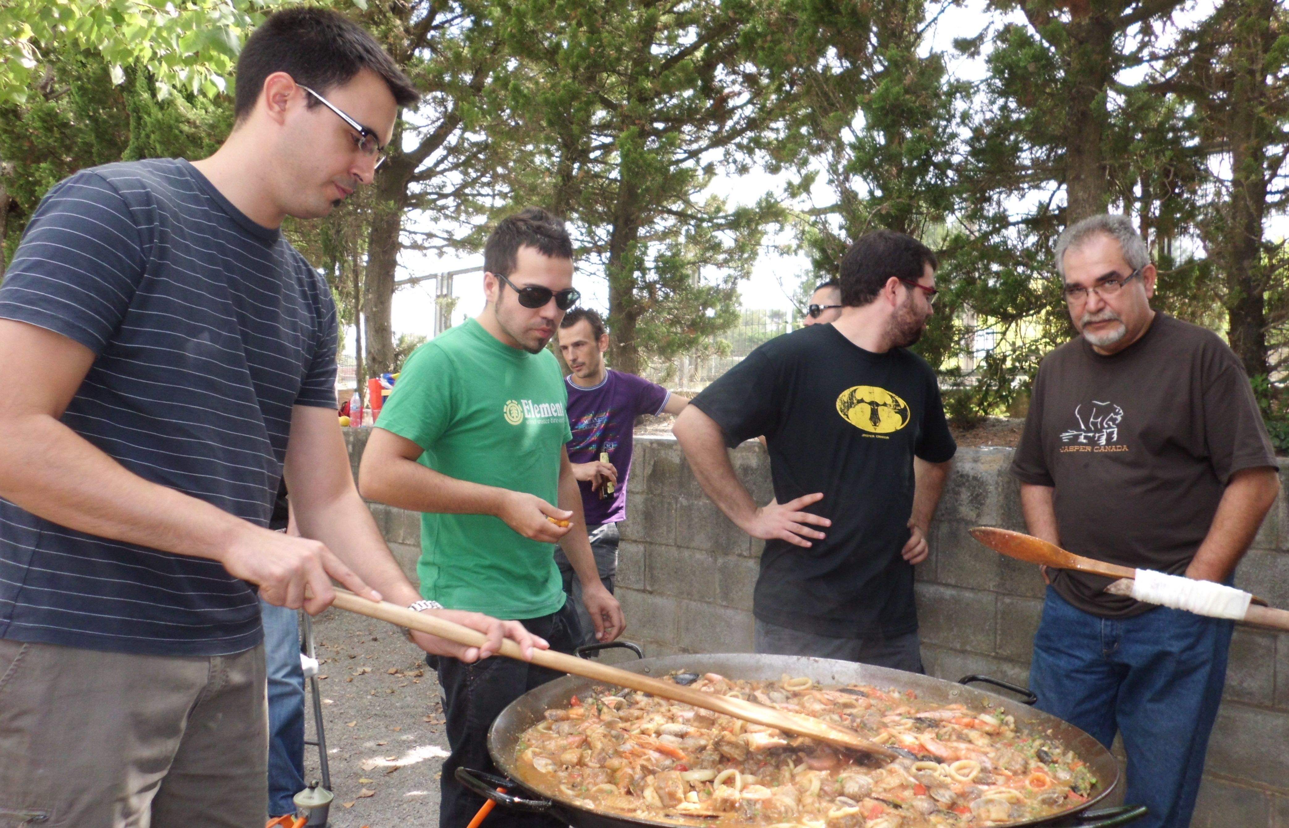 Joves i grans han cuinat paelles a l'Escola Ferran Clua FOTO: JR Armadàs