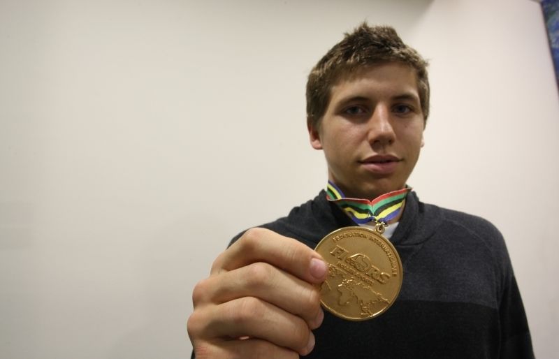 Pablo Aguarón, amb la medalla d'or del mundial sub-20 d'hoquei patins. FOTO: A. Ribera