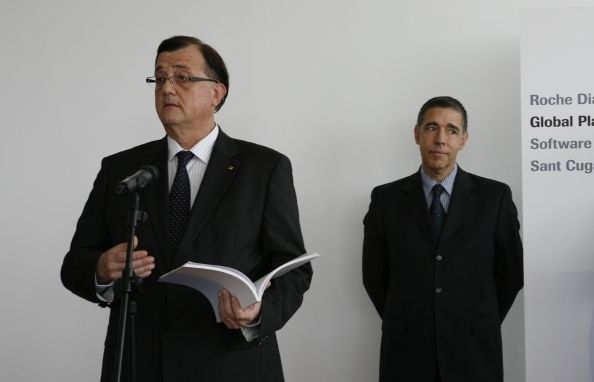 El conseller d'Empresa, Xavier Mena, amb el director general de Roche a Espanya, Jaume Vives a la inauguració FOTO: Artur Ribera 