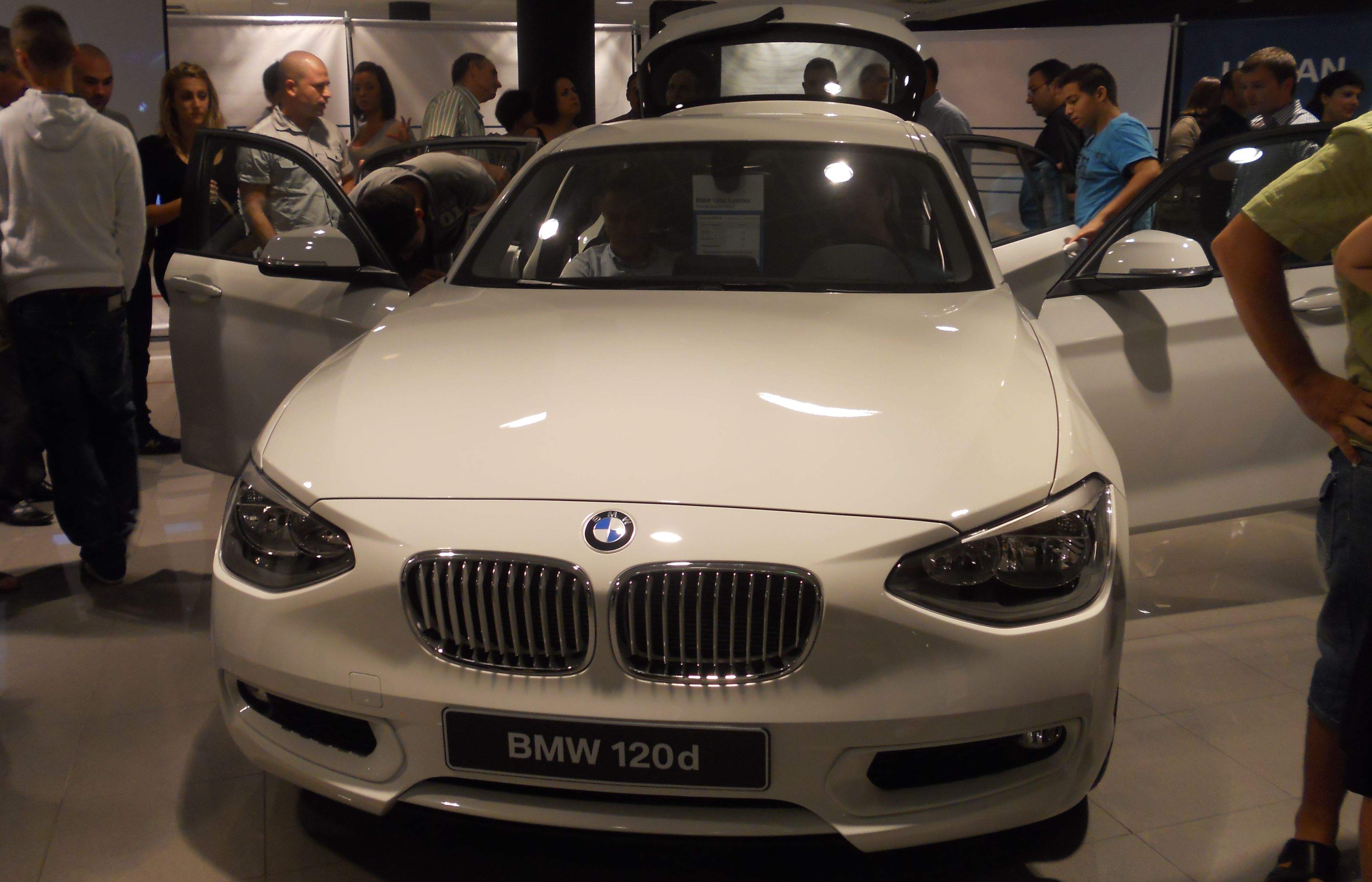 Assistents a la presentació provant el nou BMW Serie 1 de la línea urban. FOTO: A. Rodoreda