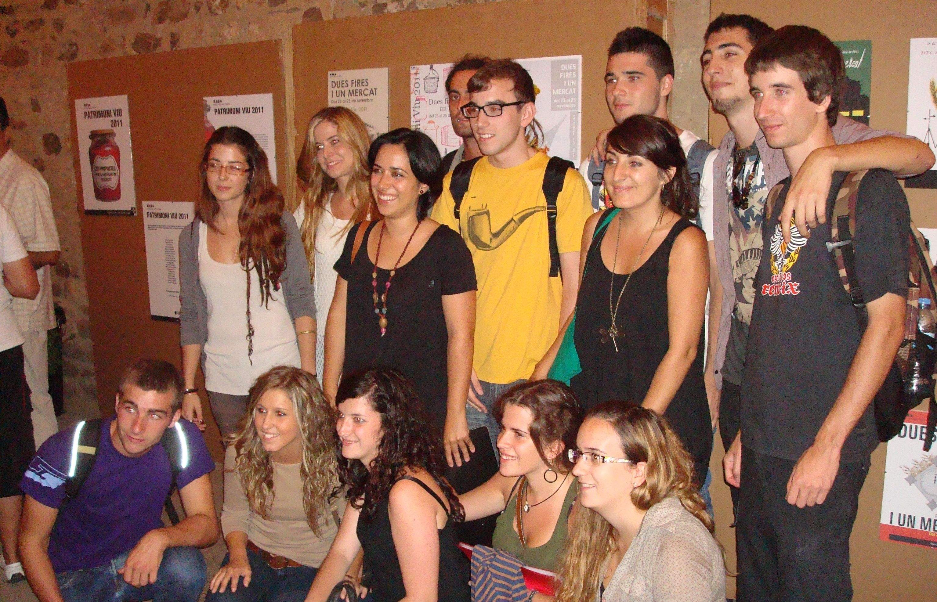 Els joves de l'Escola d'Art de Sant Cugat amb les seves creacions. FOTO: C.Caballé