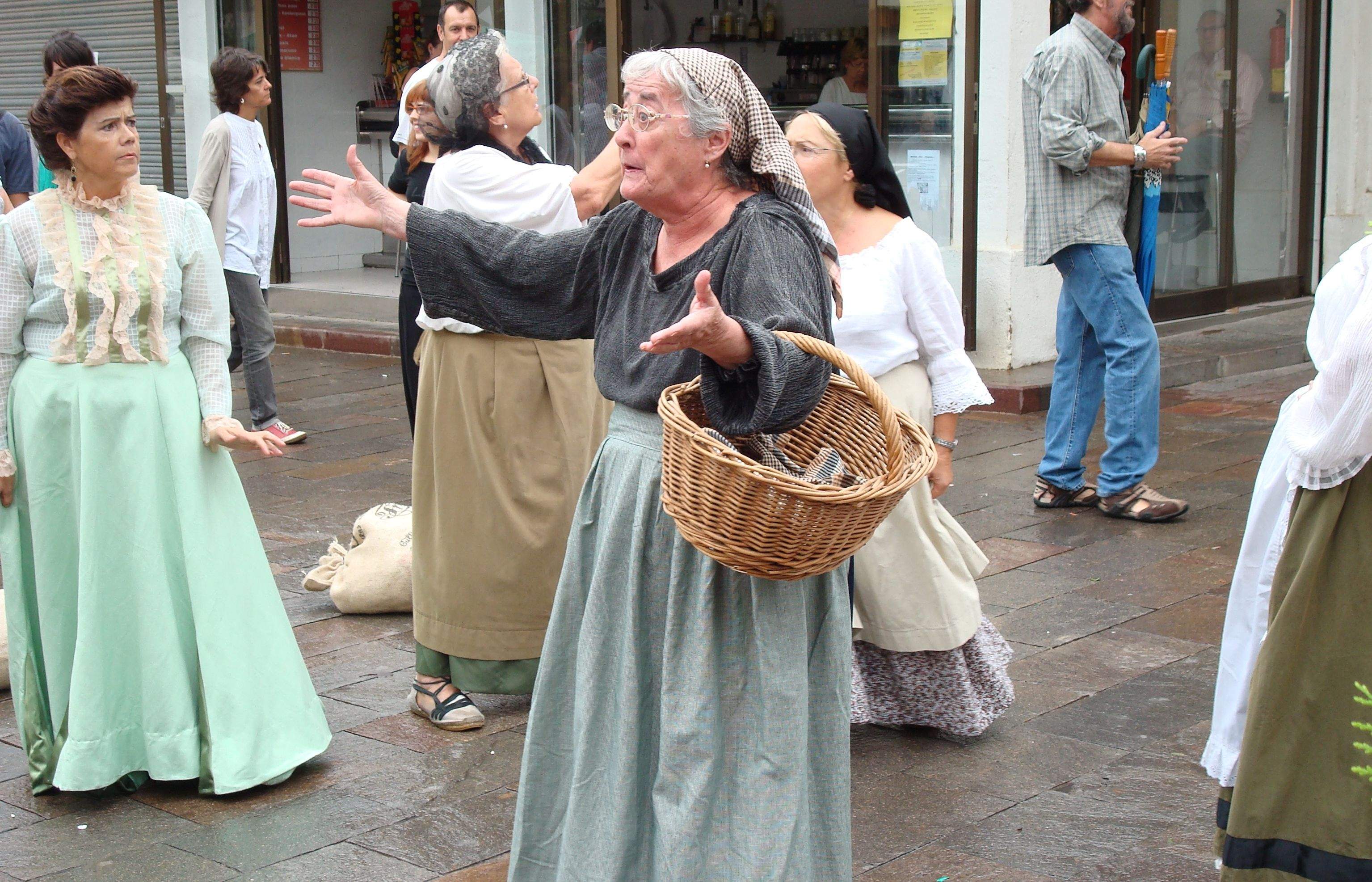 Mira-sol Teatre va fer reviure la inauguració del Mercat Municipal. FOTO: C.Caballé
