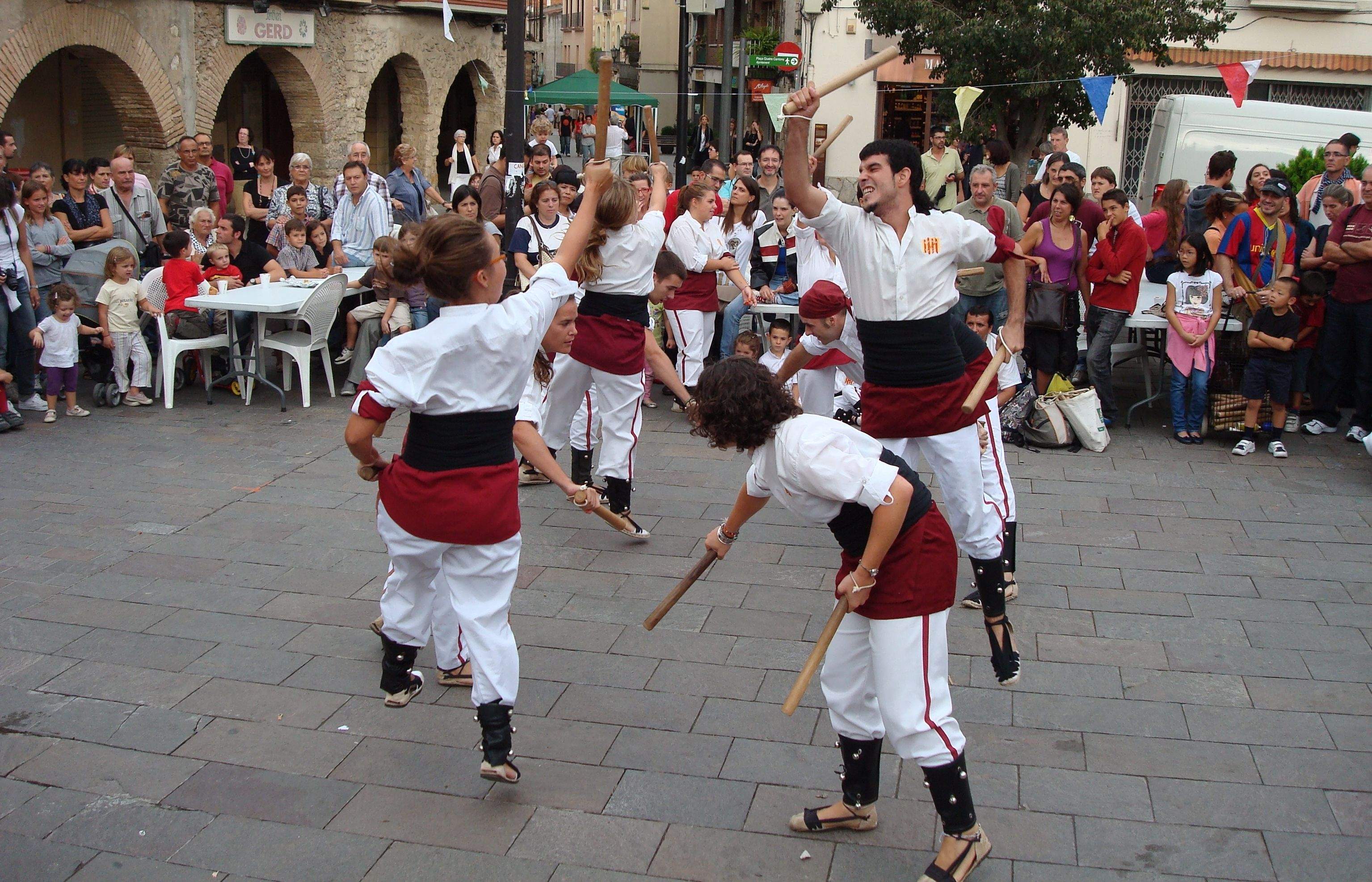 Els Bastoners de Sant Cugat van donar inici als actes de la tarda a la plaça de Sant Pere. FOTO: C. Caballé