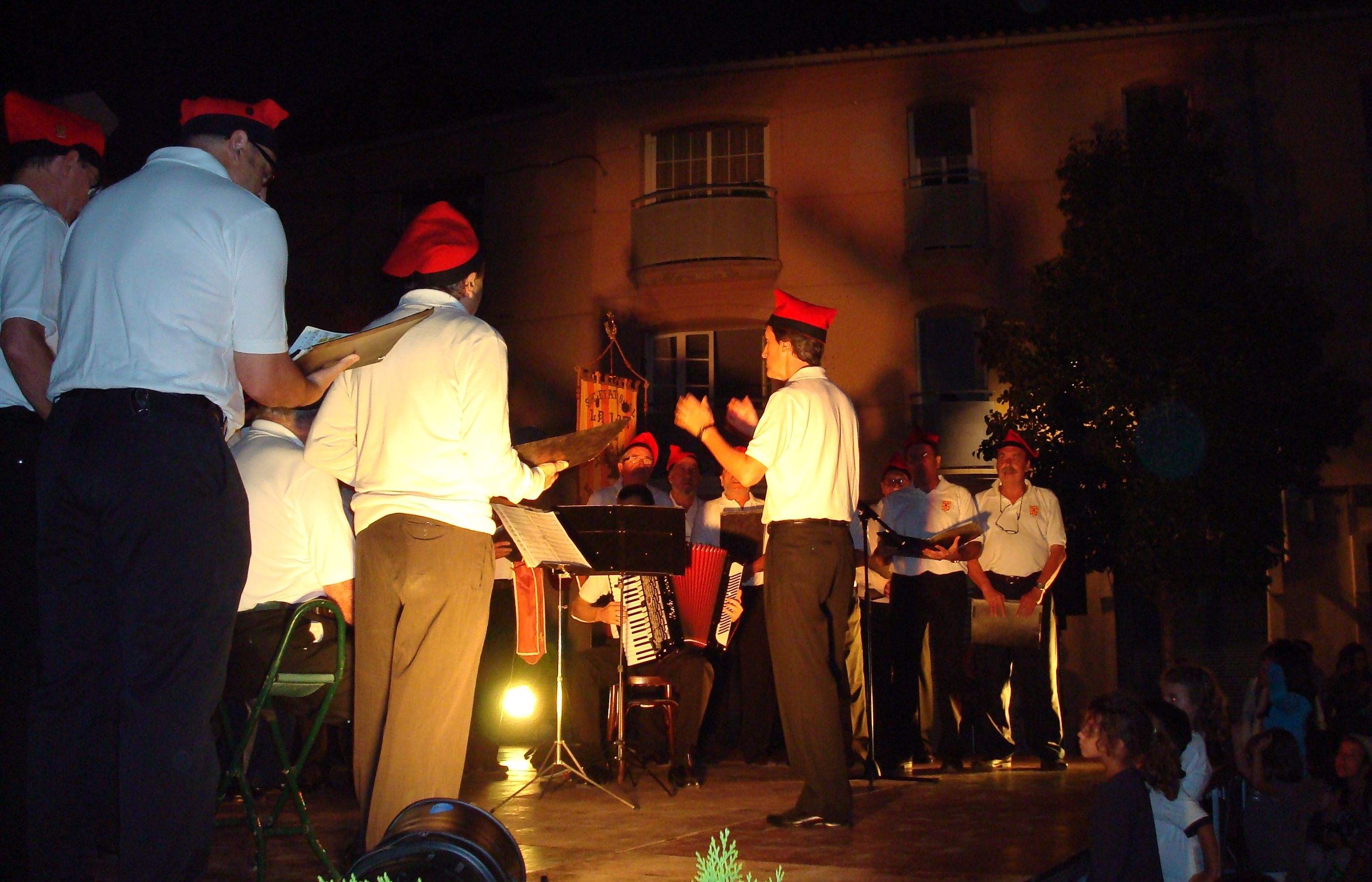 La Lira actúa on ho va fer fa cent anys: davant el Mercat Municipal. FOTO: C. Caballé