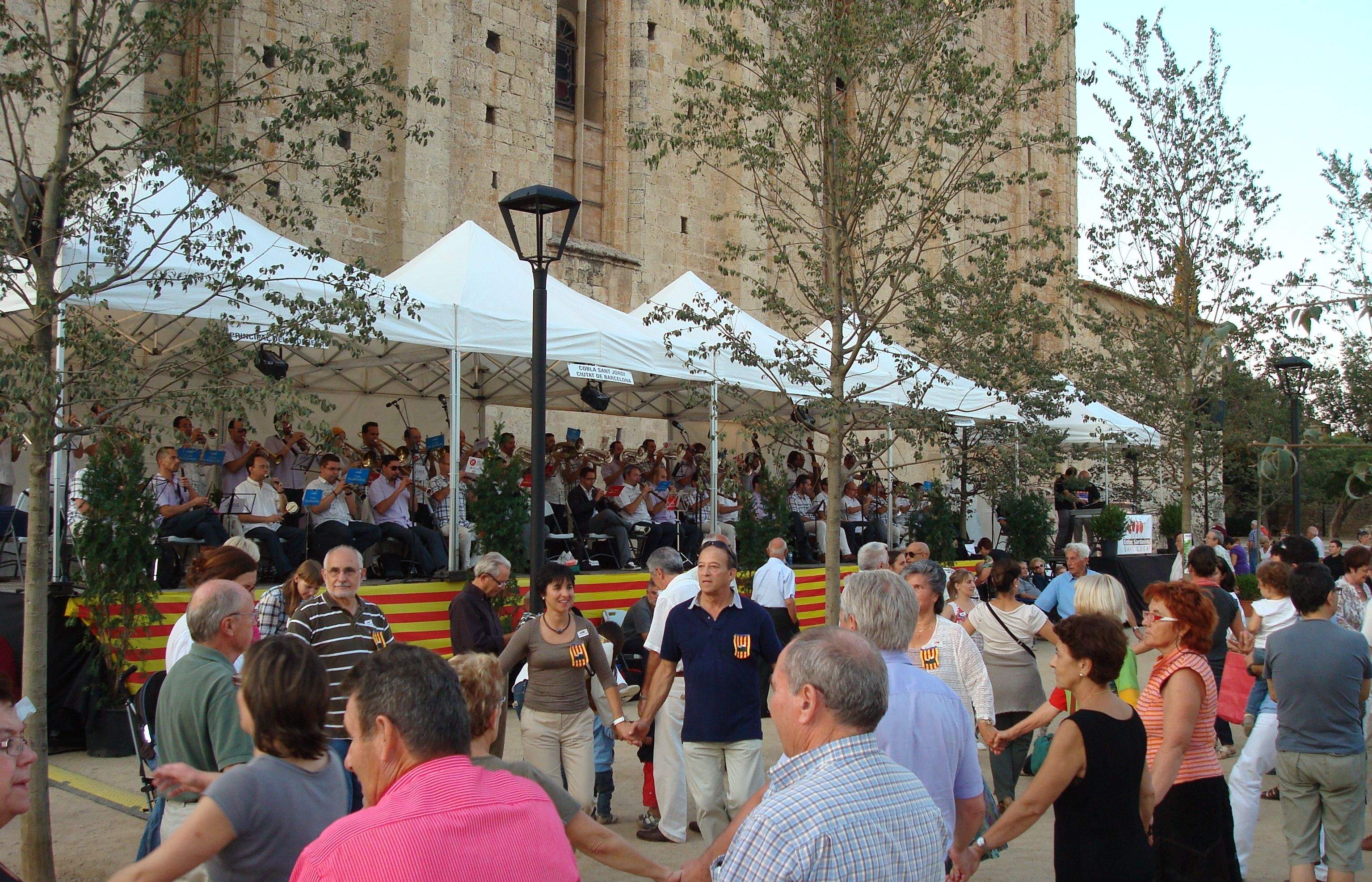 Totes les cobles interpreten 'L'Aplec de Sant Cugat'. FOTO: C.Caballé