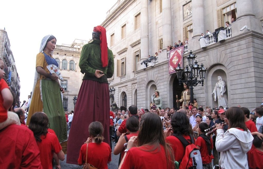 El Joan i la Marieta davant de l'Ajuntament de Barcelona. FOTO: Cedida