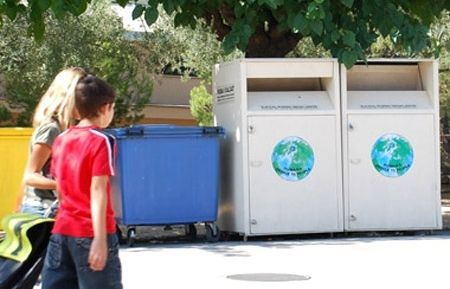 Actualment Humana té instal·lats 38 contenidors de recollida de roba de segona mà com aquests. FOTO: Cedida