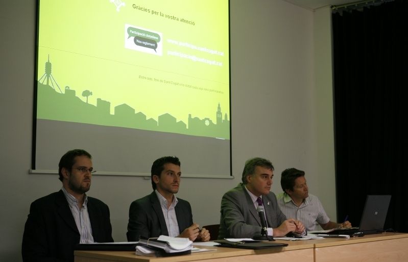 El regidor de Participació Ciutadana, Francesc Carol, juntament amb el tècnic de l'Ajuntament i els responsables de la campanya de difusió del projecte a l'acte d'aquest dilluns. FOTO: A.Ribera 