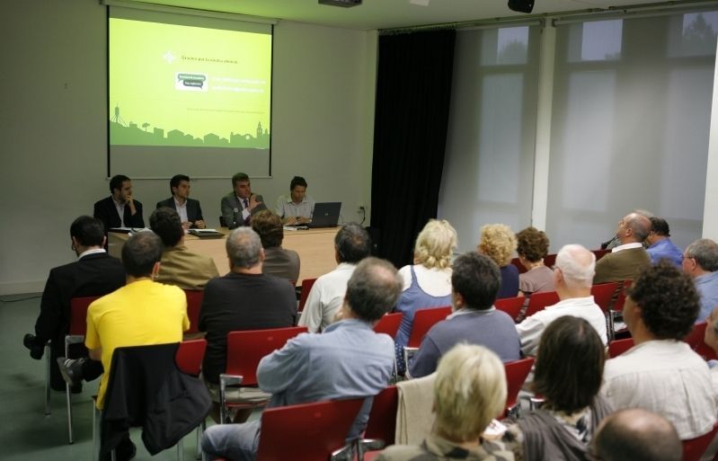 Els ciutadans assistents a l'acte han formulat les seves preguntes, han fet les seves crítiques i han proposat millores pel projecte. FOTO: A.Ribera