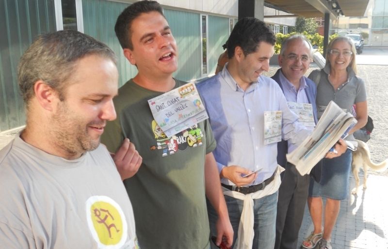 Els cinc participants abans a la sortida de la cursa davant l'Ajuntament de Sant Cugat FOTO: JR Armadàs