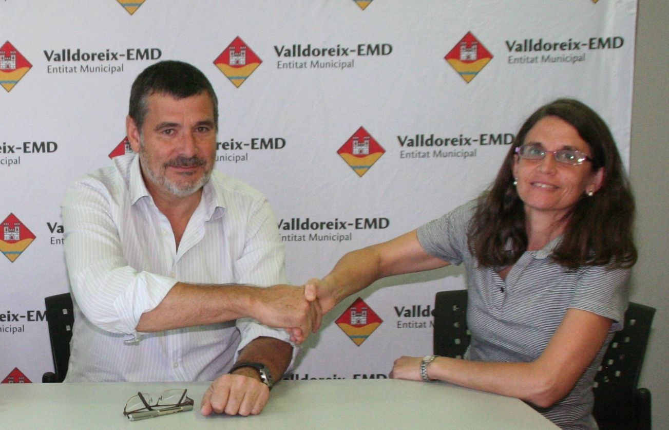 El president de lEMD, Josep Puig i la presidenta dArtesans de Valldoreix, Maria Teresa Bordes durant la signatura de l'acord FOTO: Cedida