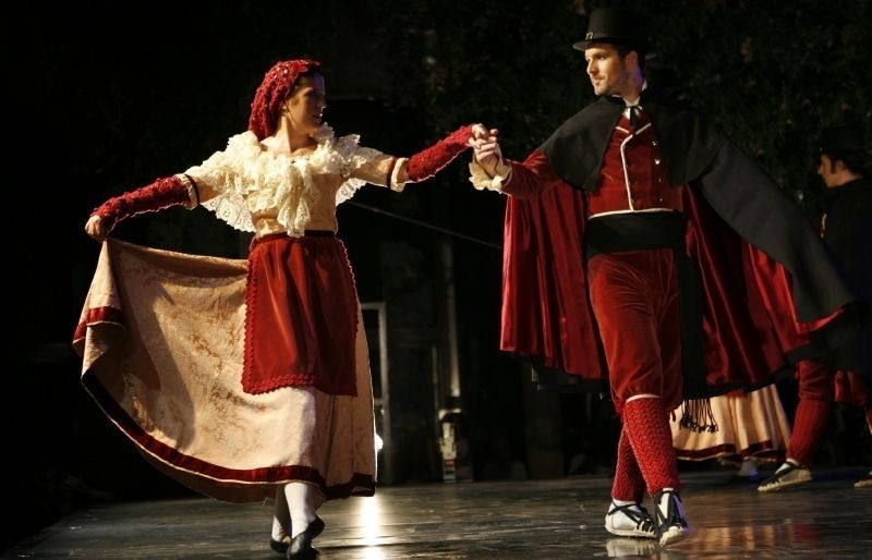 Dansa amb el Grup Mediterrània. FOTO: Esther Naval