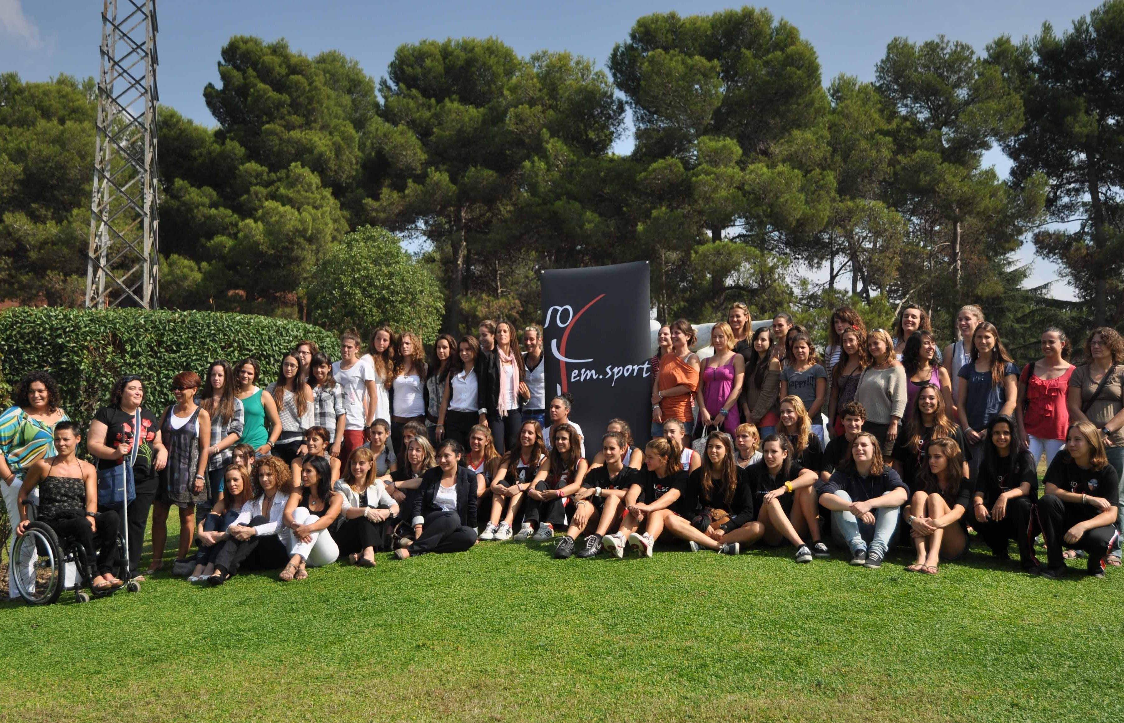 Foto de família de totes les esportistes que han donat suport al projecte. FOTO: Pere Fernández