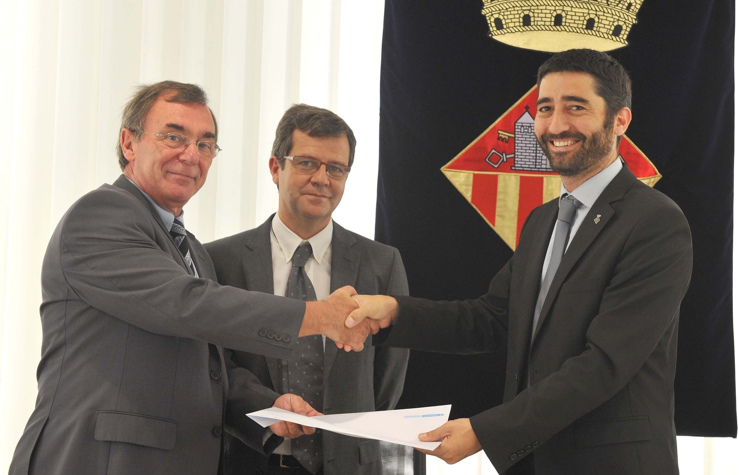 El director de làrea centre de Catalunya dAsepeyo, Juan Andrés Sánchez i el regidor de Seguretat i Mobilitat, Jordi Puigneró a l'ajuntament FOTO: Localpress