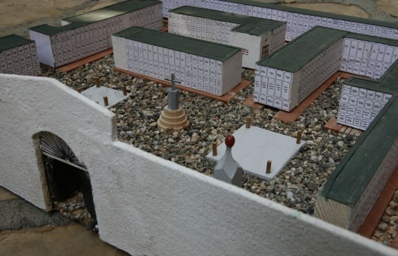 Jordi Roca ha fet tots els detalls que hi existien al cementiri del Monestir.FOTO: A. Riba