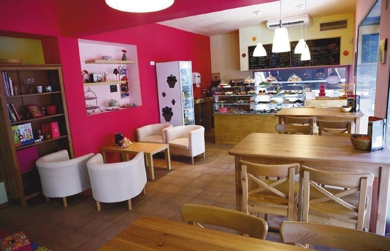 Pots demanar menjar per emportar i també hi ha servei de cafeteria. FOTO: A. Ribera