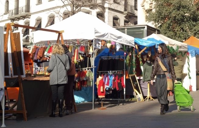 La plaça dels Quatre Cantons acull el mercadet