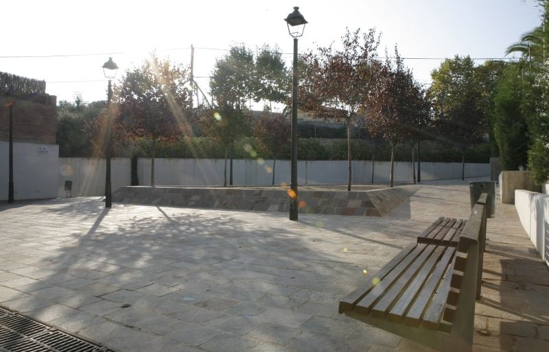 Plaça de Lluís Puig i Tuneu. Va impulsar la creació de les AUles d'Extensió universitària de Gent Gran, el Club Muntanyenc, etc. FOTO: A. Ribera