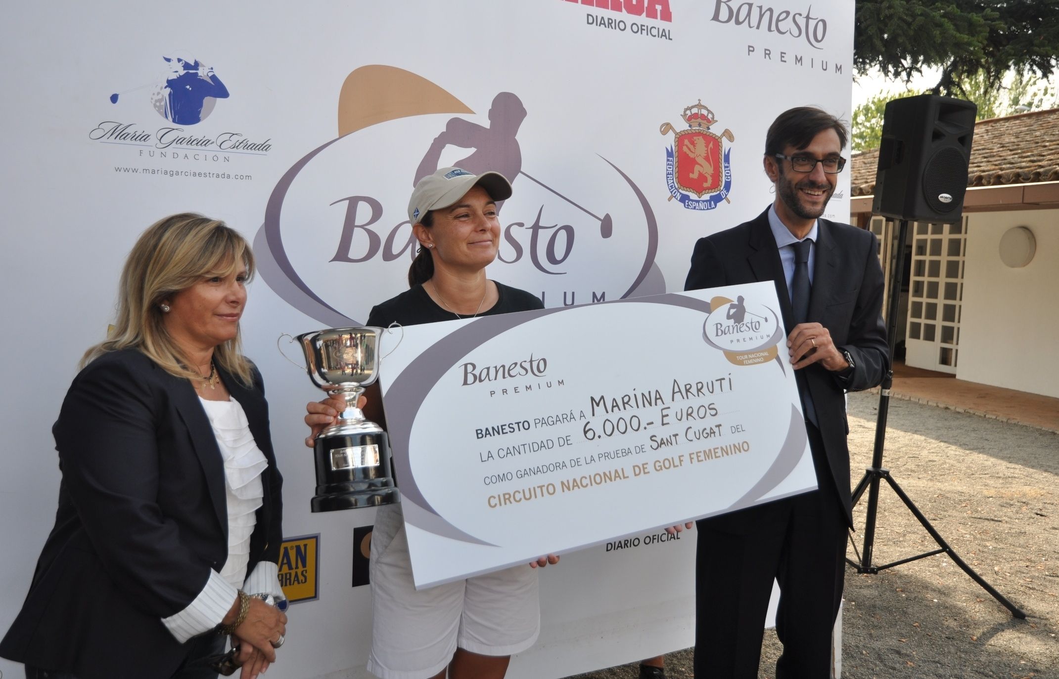 Arruti rep el premi de guanyadora, dotat amb 6000 euros. FOTO: Pere Fernández