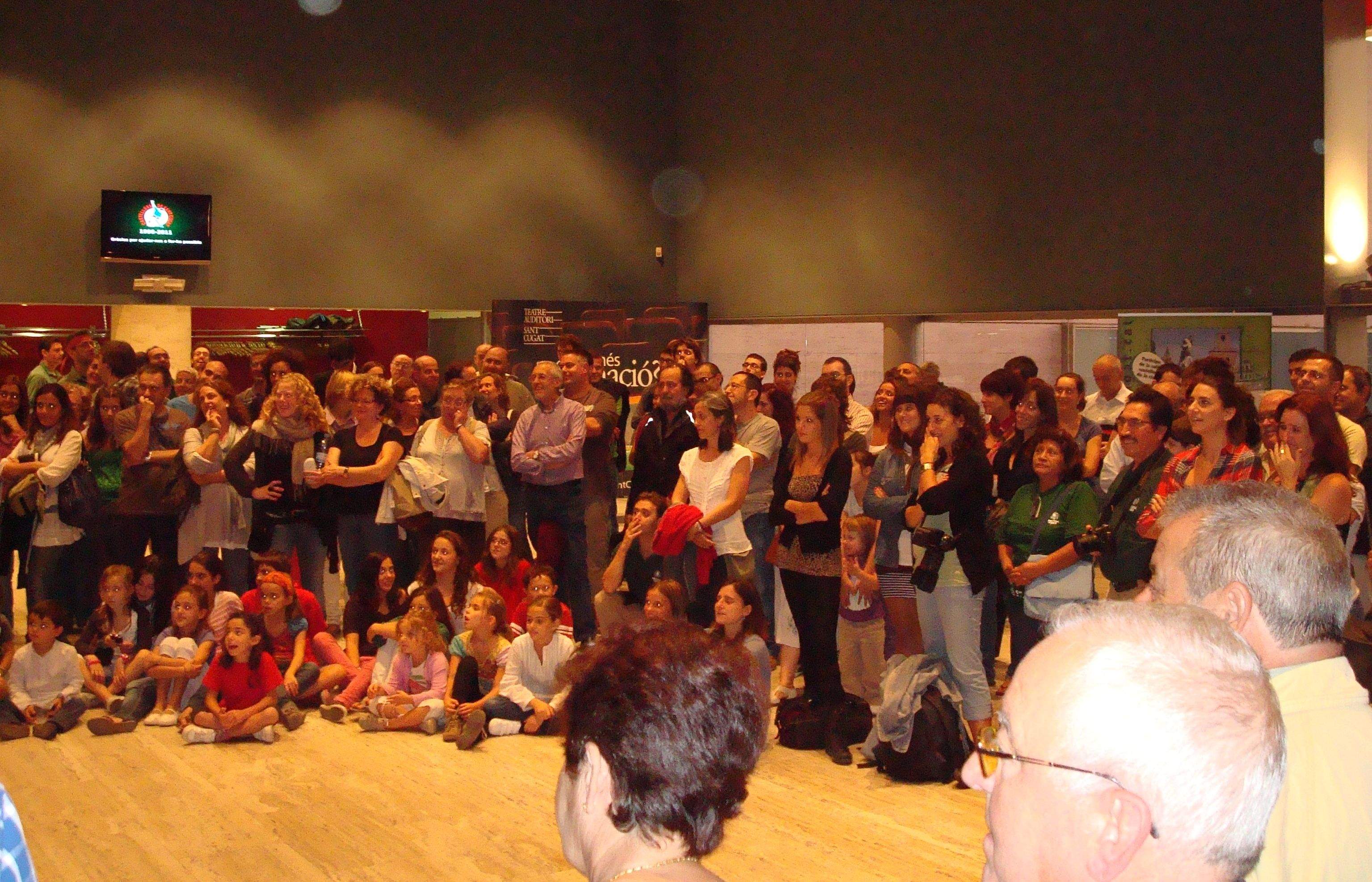 Castellers i amics es van donar cita dissabte al Teatre-Auditori. FOTO: C. Caballé