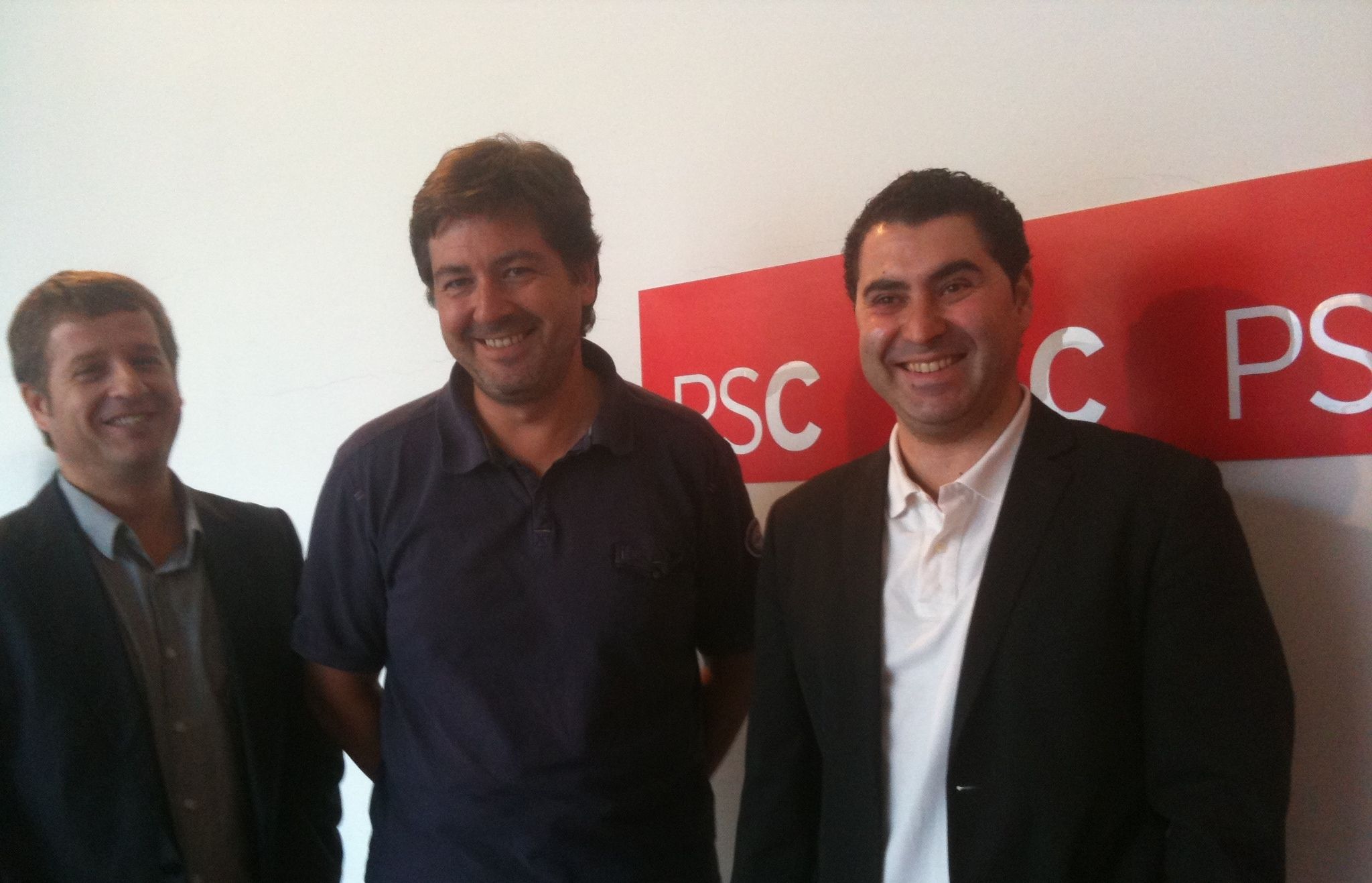 Els membres del PSC anuncien la proposta a la seva seu  FOTO: JR Armadàs