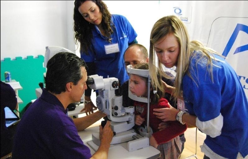 Una nena durant una revisió ocular de l'associació Abre sus ojos FOTO: Cedida