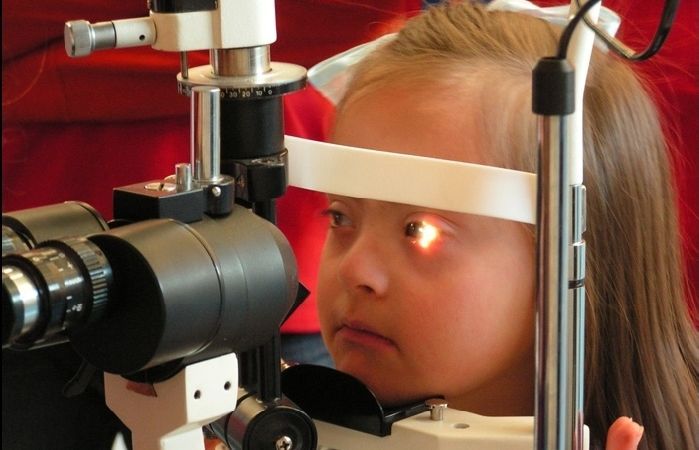 Una nena durant una revisió ocular de l'associació Abre sus ojos FOTO: Cedida