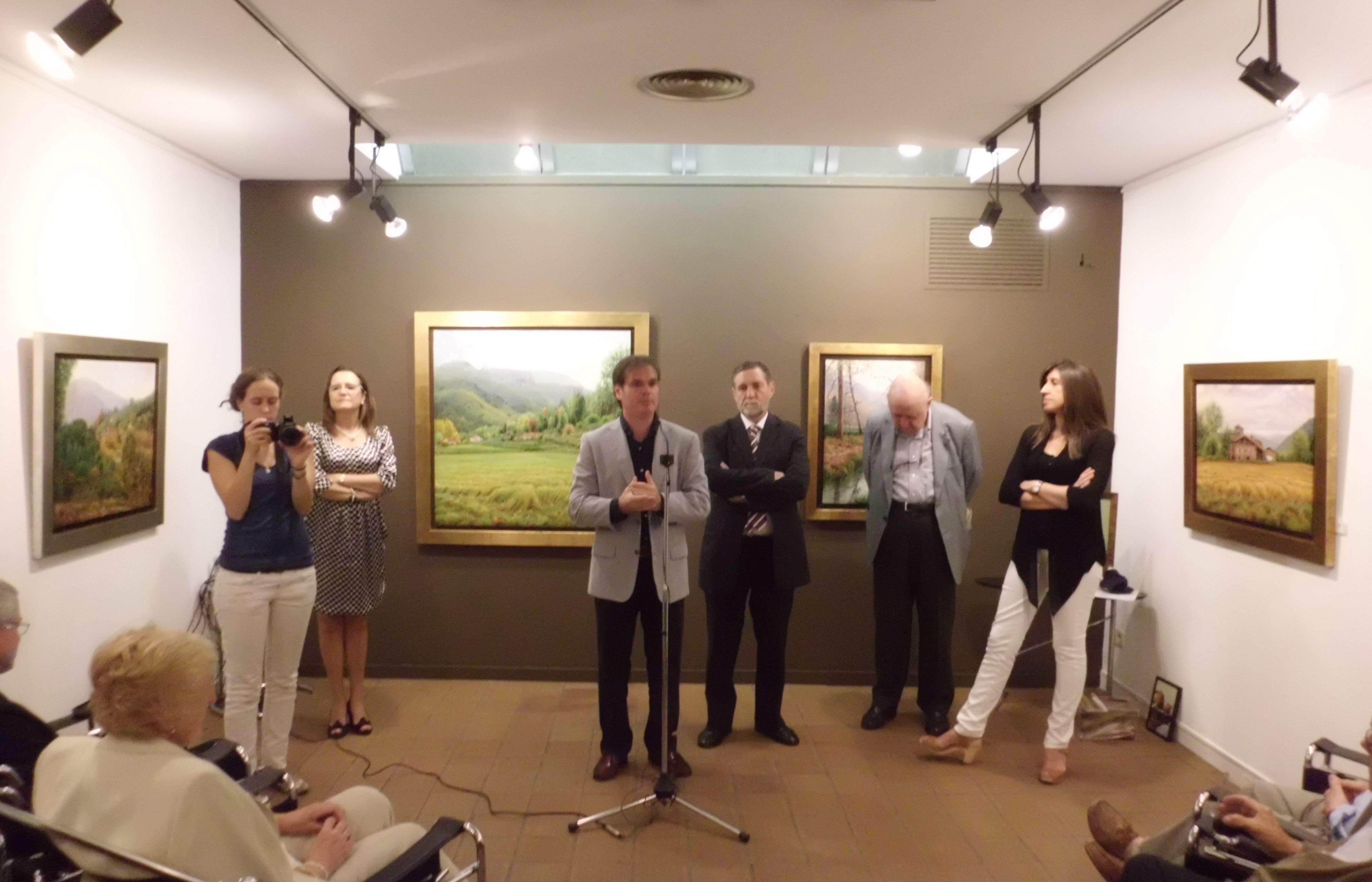 Jordi Isern comentant la seva exposició. FOTO: B. Bella