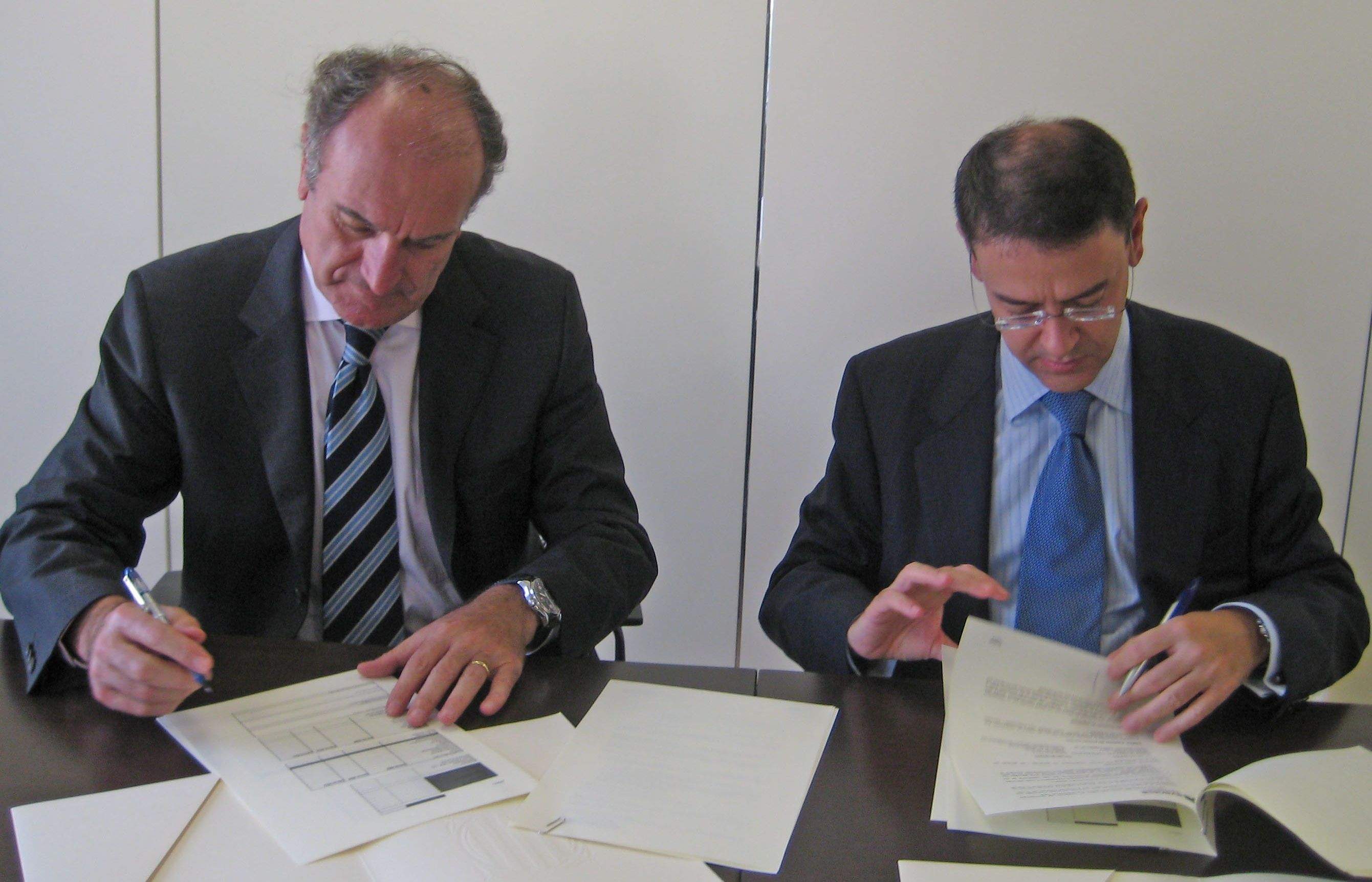 El director general dIndústria, Joan Sureda, i el secretari general de la Cecot, David Garrofé, han signat un conveni de col·laboració. FOTO: Cedida