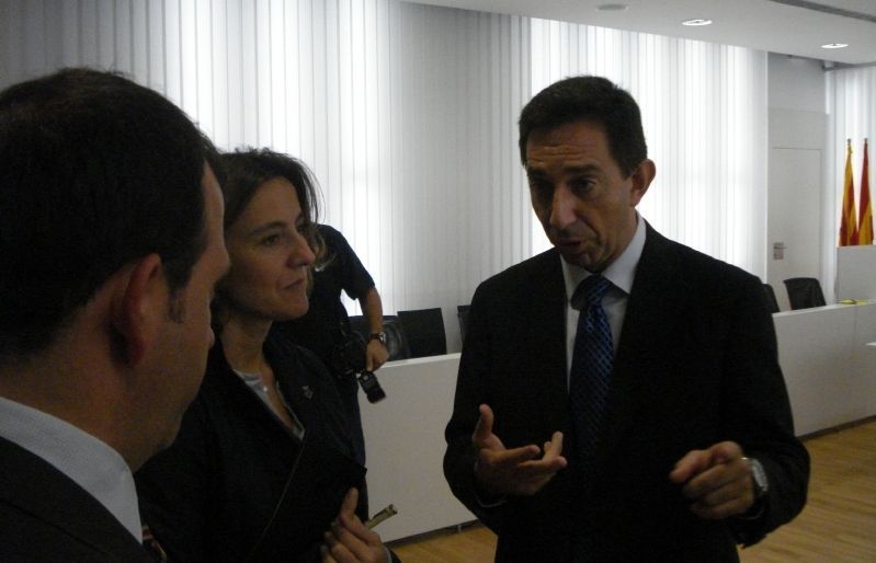 Mercè Conesa i Francesc Fajula, moments abans de la signatura del conveni de renovació del programa Yuzz. FOTO: César Cidraque