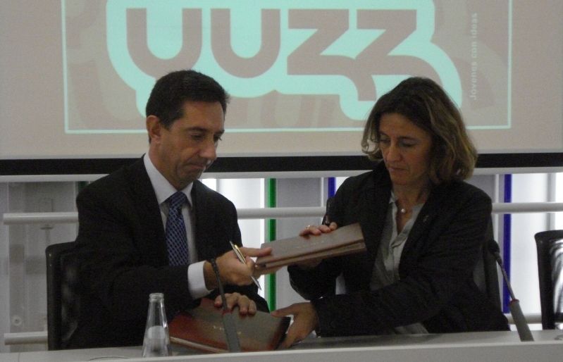 Francesc Fajula i Mercè Conesa, durant la signatura del conveni de renovació del programa Yuzz. FOTO: César Cidraque
