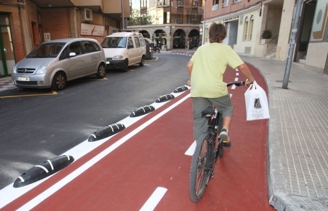 El carril bici de la rambla de Can Mora és un dels més antics de la ciutat FOTO: A. Ribera