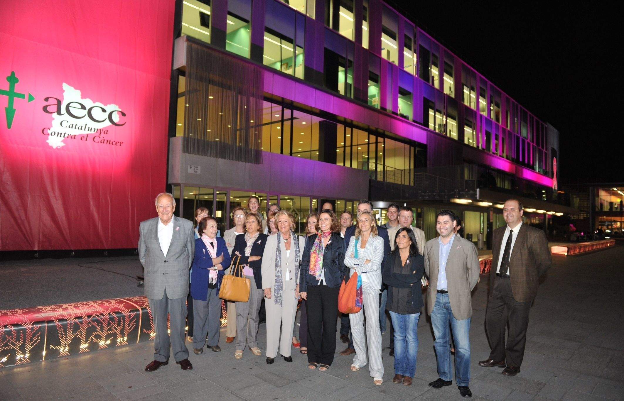 L'Ajuntament tenyit de rosa simbolitzant el compromís municipal. FOTO: Localpress