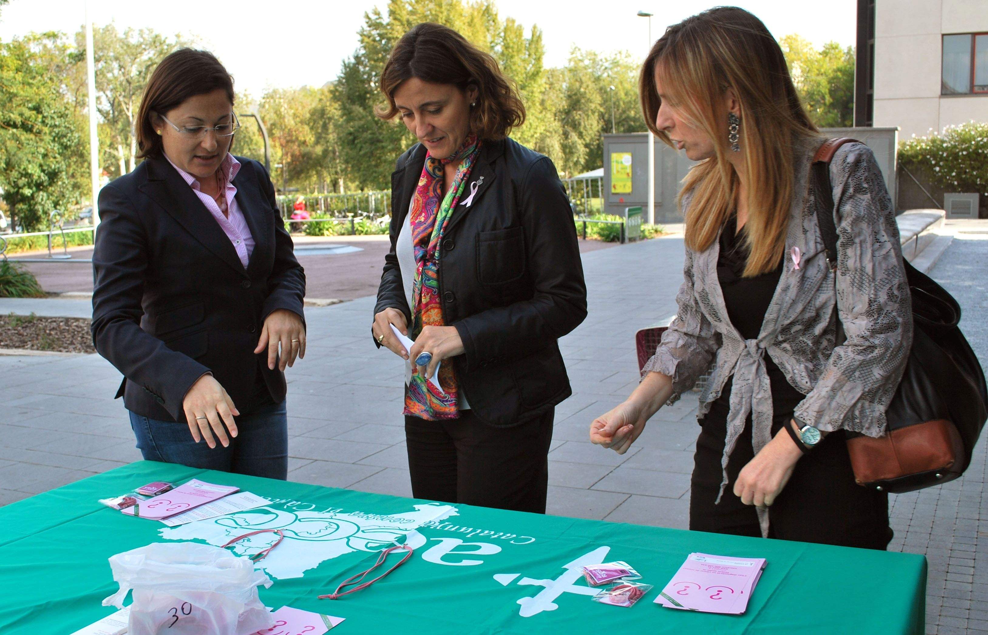 La taula informativa va servir per recaptar fons per l'AECC. FOTO: Localpress