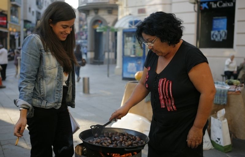 Lupe Díaz ja ven les seves castanyes als Quatre Cantons. FOTO: A. Ribera