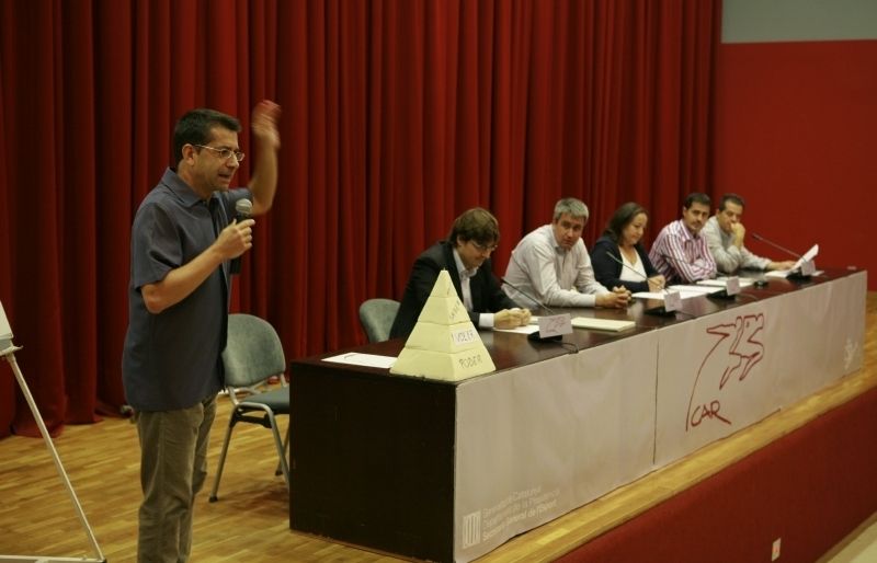Pep Marí durant l'acte acompanyat d'Alex López, Marcos Hoffman, Carme Reverte, Gabi Esparza i David Lizano. FOTO: A. Ribera