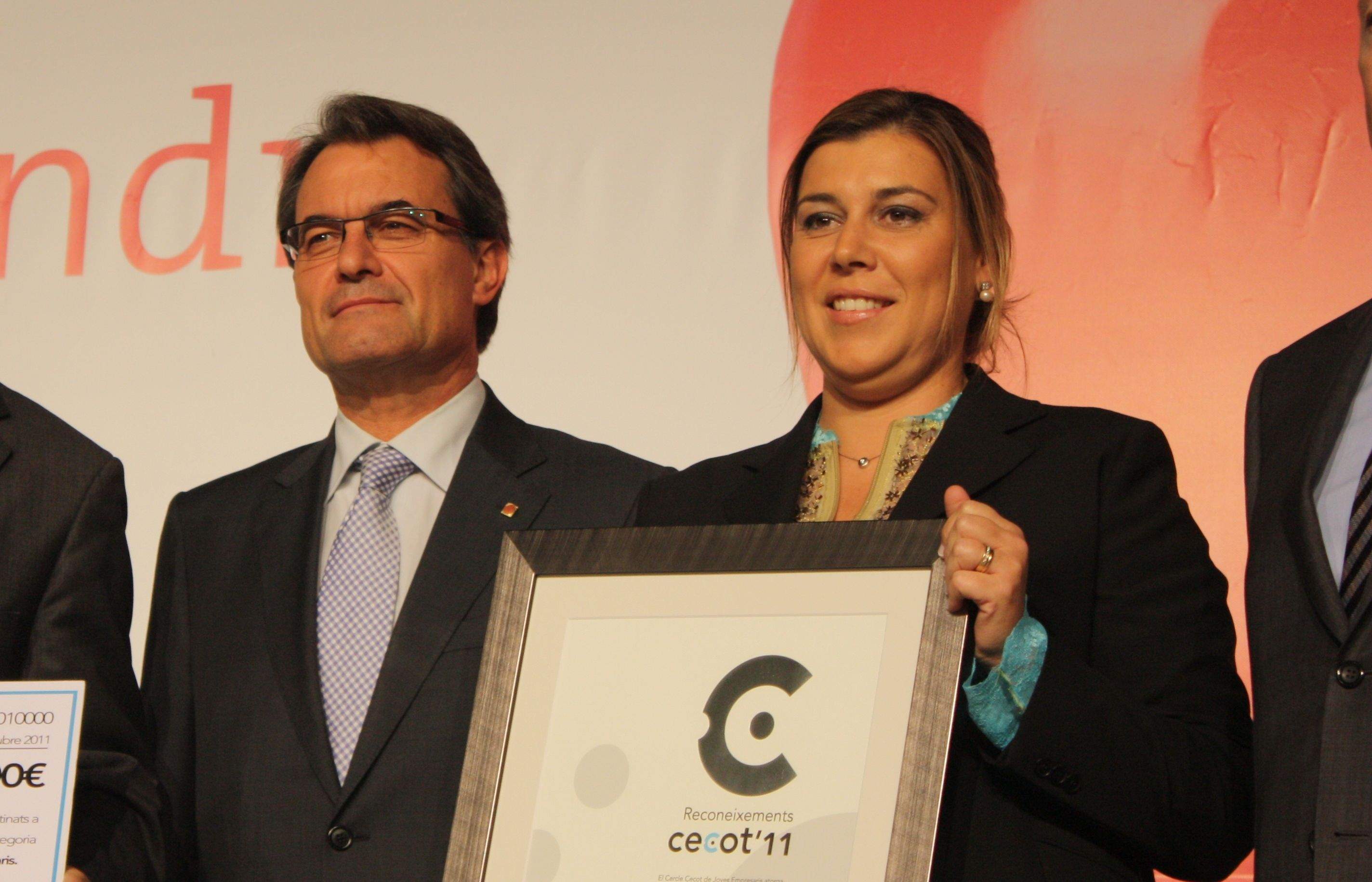 Olga Rovira amb el president de la Generalitat i el guardó a la mà FOTO: JR Armadàs