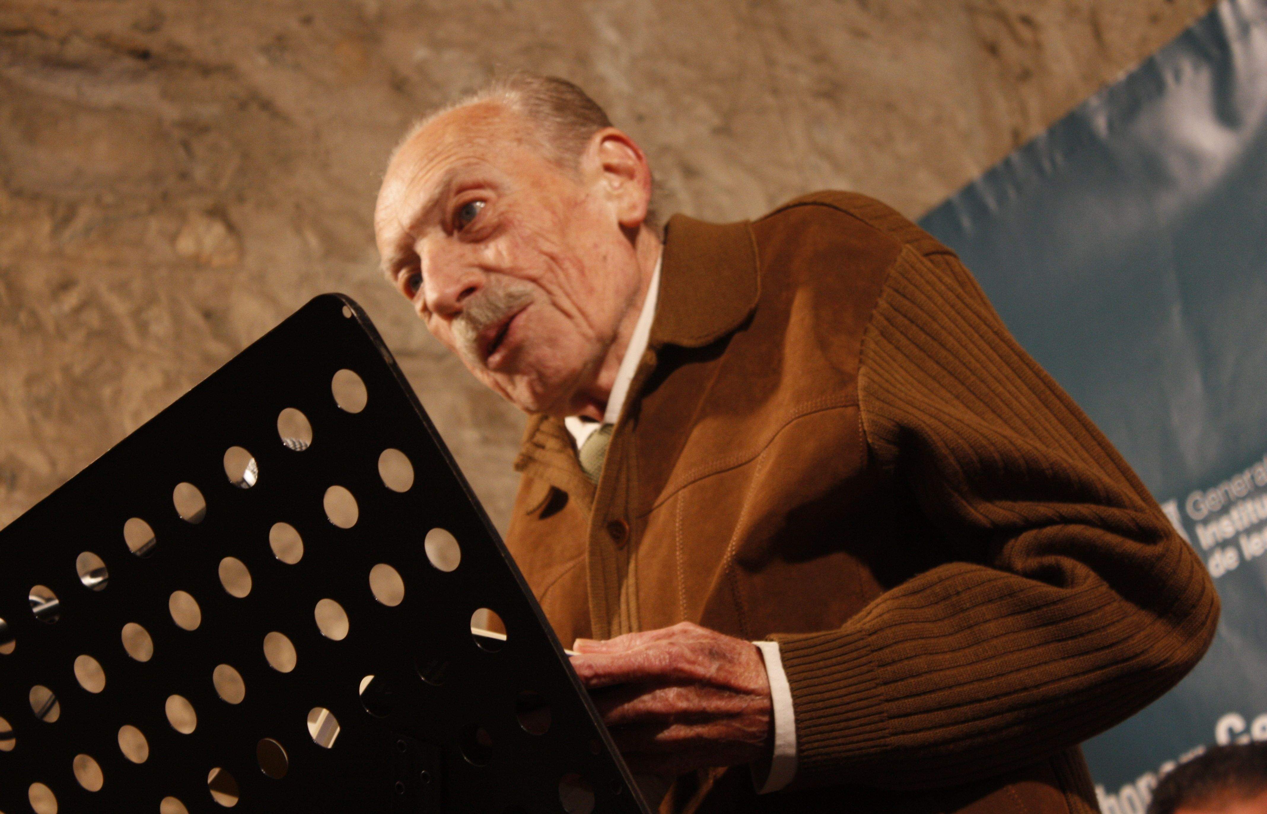 Gerard Vergés recita els seus propis versos al claustre del Monestir FOTO: JR Armadàs