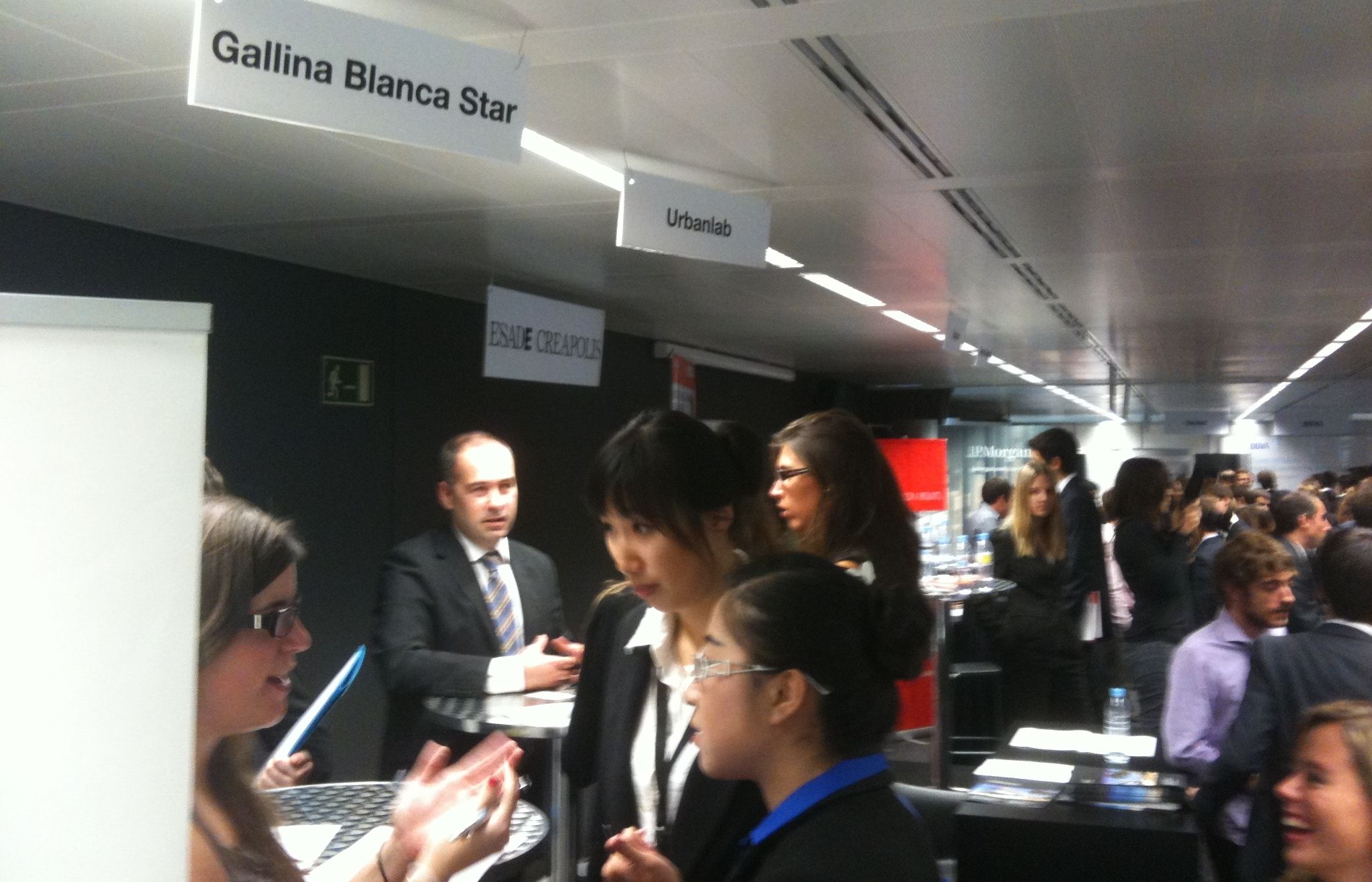 Dues estudiants s'interessen per Gallina Blanda en el Talent Career Forum FOTO: JR Armadàs