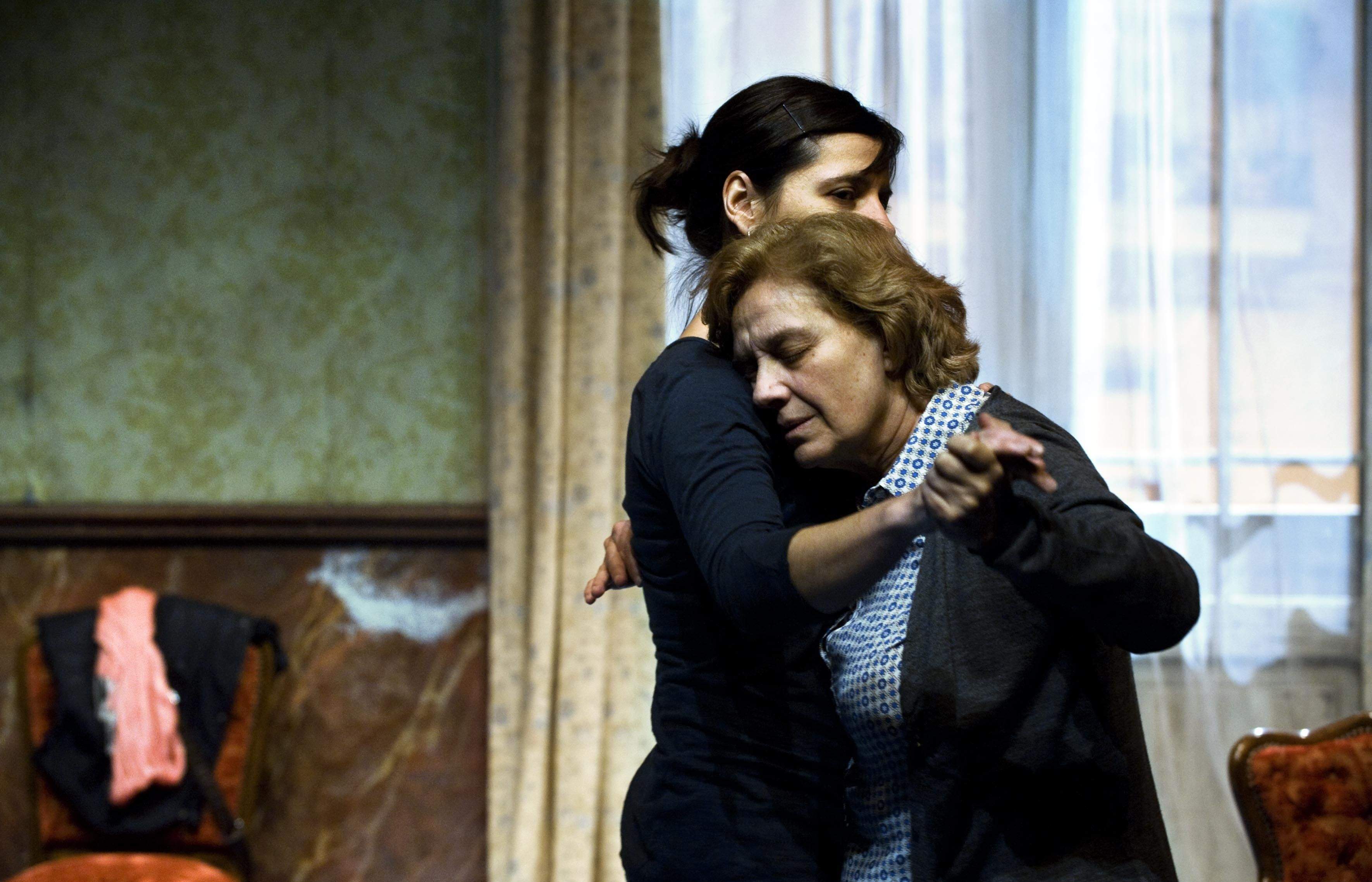 Les dues actrius en un moment de l'obra. FOTO: Cedida