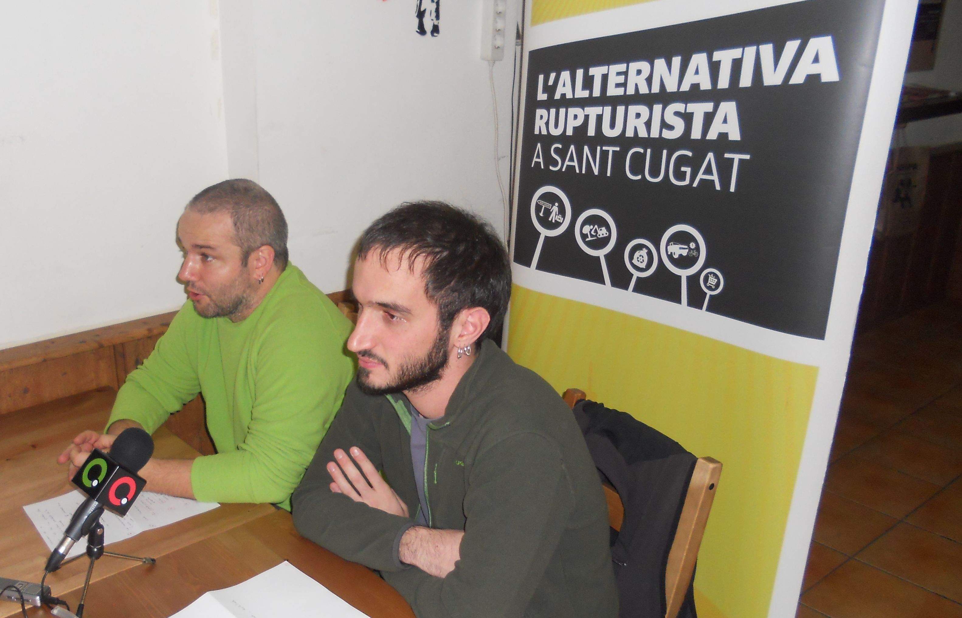 Ignasi Bea (dreta) i Guim Pros expliquen les propostes sobre la sala de concerts a la Guitza FOTO: JR Armadàs