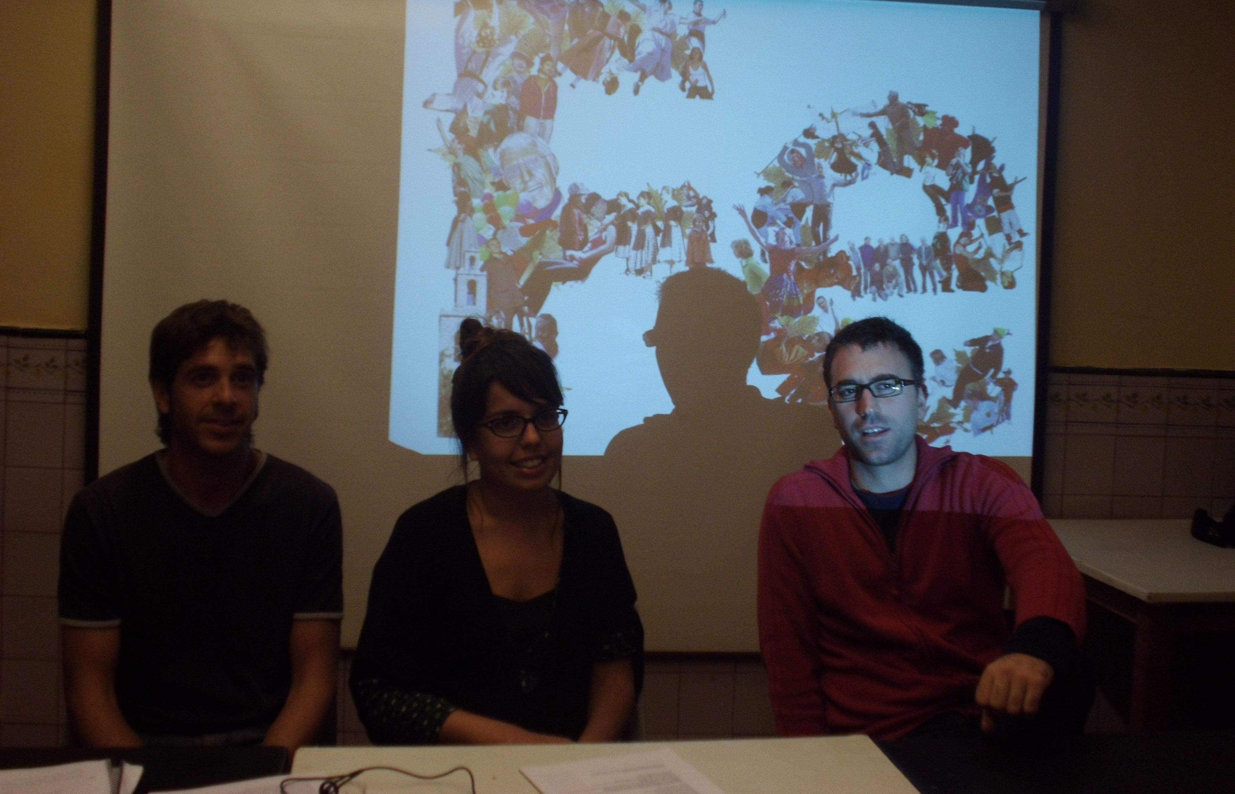 Ferran Casanovas, membre de la Comissió de la Festa de Tardor juntament amb Aina Serra i Xavier Grau de la cooperativa de comunicació La Garba a la presentació organitzada aquest dilluns. FOTO: A.Rodoreda