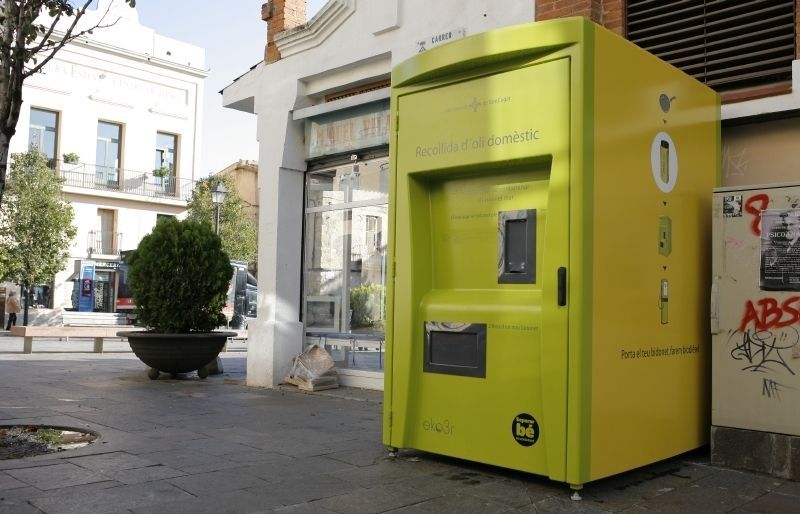 Una de les noves màquines de recollida d'oli usat, al mercat Pere San. FOTO: Artur Ribera