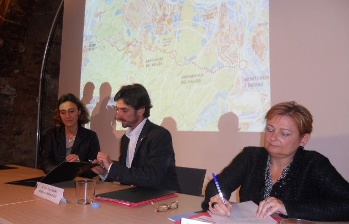 Els alcaldes dels tres municipis afectats signen el conveni FOTO: JR Armadàs