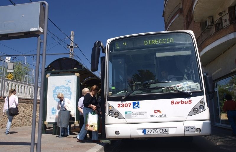 Parada d'autobús de la plaça de l'estació. FOTO: Artur Ribera