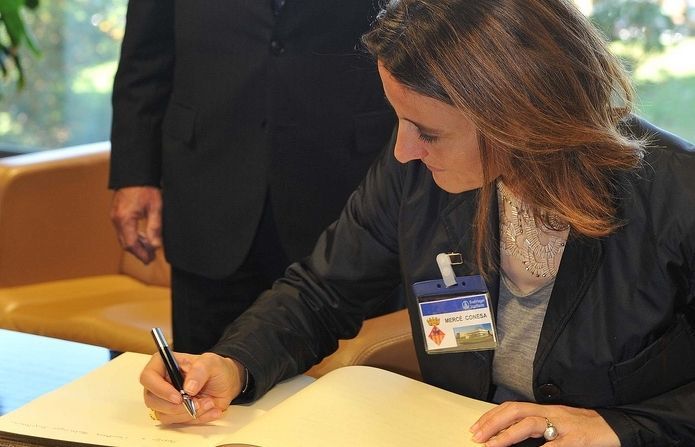 Lalcaldessa, Mercè Conesa, i el director general de Boehringer Ingelheim España, Manuel García Garrido, shan reunit aquest matí a la seu corporativa de la farmacèutica per firmar lacord. FOTO: Localpress