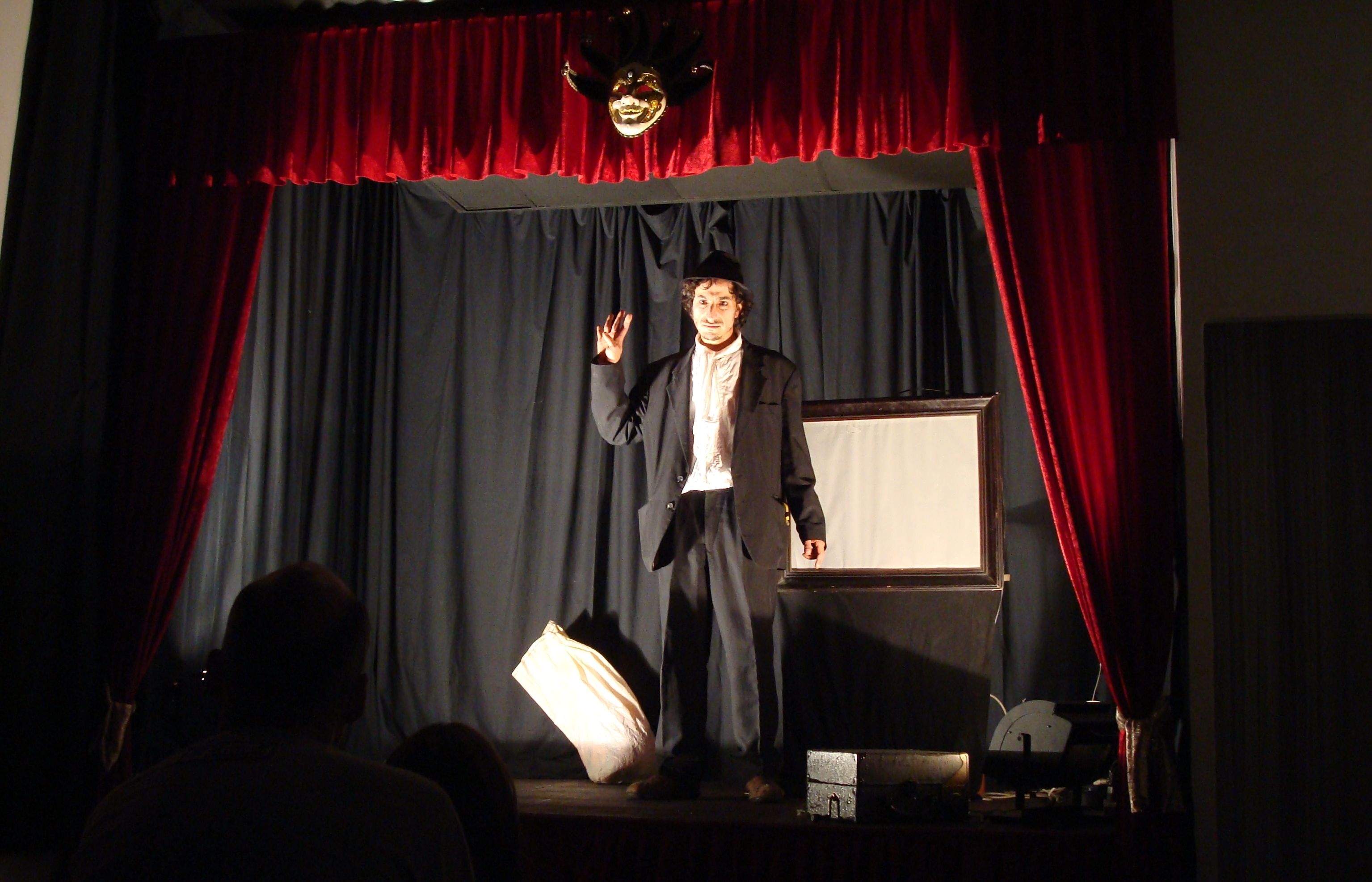 L'home del sac ens explica els 'Contes de por'. FOTO: C.Caballé