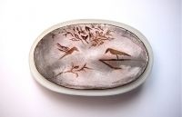 Peça realitzada amb gravat a l'àcid amb esmalt. FOTO: Cedida