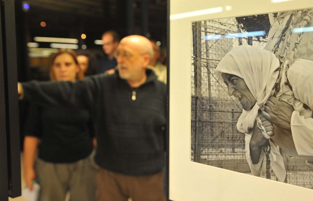 Una de les fotografies amb Jordi Camí al fons. FOTO: Local Press